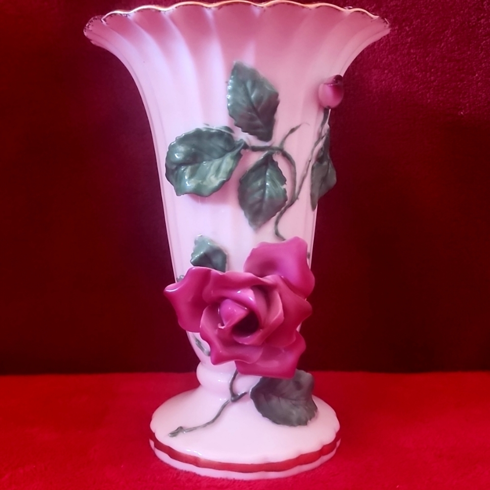 Vintage,Lefton China, Handpainted Vase 426 with a gold trim. Made in Japan